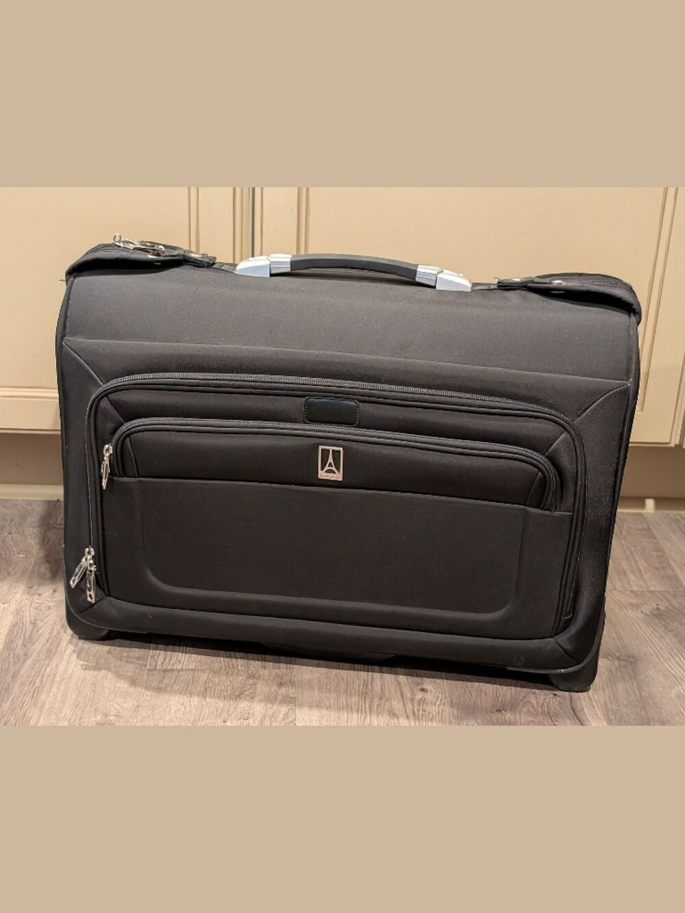 22" Travelpro Crew 8 Black Rolling Bi-Fold Black Nylon Carry on Rolling Garment